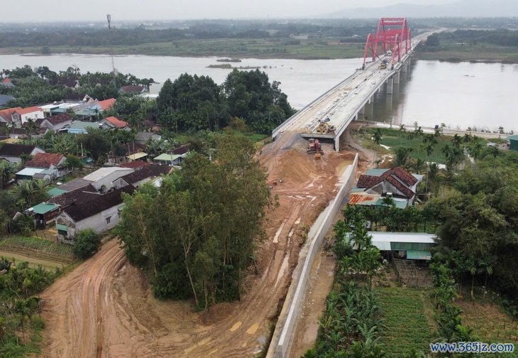 Cưỡng chế khu đất khiến cầu Trà Khúc 3 'đứng bánh' - Ảnh 4.