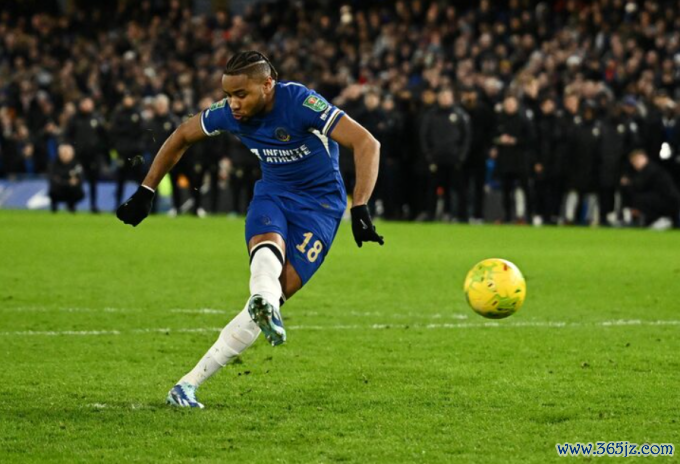 Christopher Nkunku thực hiện cú sút trong loạt luân lưu trận Chelsea gặp Newcastle ở tứ kết Cup Liên đoàn ngày 19/12/2023. Ảnh: Reuters