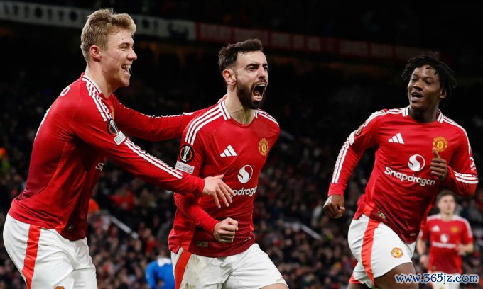 Bruno Fernandes (giữa) mừng bàn ấn định tỷ số 2-1 cho Man Utd trước Rangers trên sân Old Trafford， thành phố Manchester， Anh， tối 23/1/2025. Ảnh: Reuters