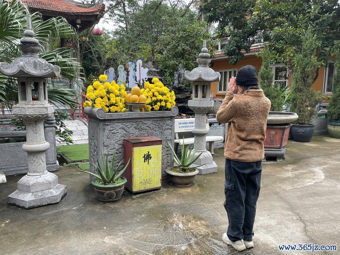 Ngọc Trang đến một ngôi chùa ở huyện Gia Lâm， Hà Nội lễ tạ dịp cuối năm， tháng 1/2025. Ảnh: Nhân vật cung cấp