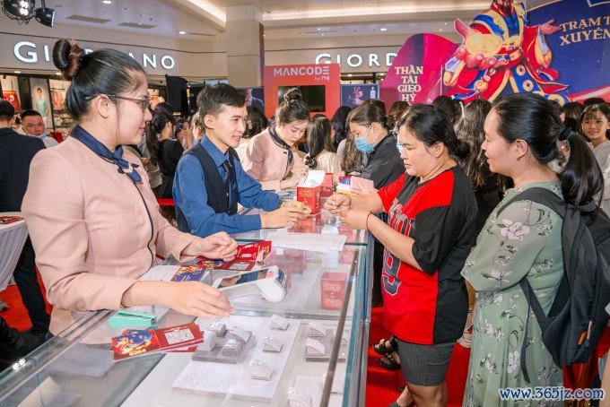 Hàng trăm khách hàng tham gia săn lộc vàng may mắn tại Trạm tài lộc xuyên Việt của PNJ. Ảnh: PNJ