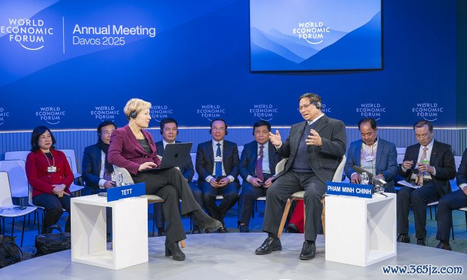 Thủ tướng Phạm Minh Chính tại phiên đối thoại đặc biệt ở WEF Davos cùng MC Gillian Tett hôm 21/1. Ảnh: WEF