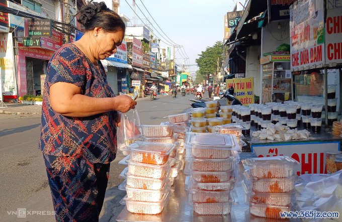 Xôi， chè được bày bán trên đường Lê Đức Thọ， quận Gò Vấp (TP HCM). Ảnh: Hồng Châu