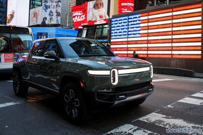 Xe bán tải Rivian R1T tại Quảng trường Thời đại， New York năm 2021. Ảnh: Reuters